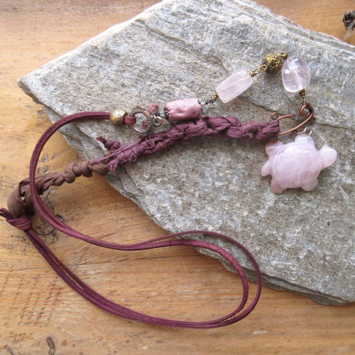 Long collier romantique, nomade, petit grigris avec tortue en quartz rose, perle en soie artisanale ... : "echos naturels "