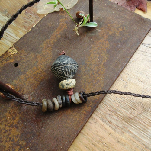Terre d'afrique pour ce collier tribal unisexe talisman avec céramique ancienne et perle granit du néolithique  .....