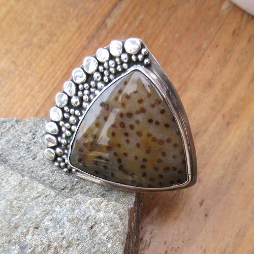 Une bague de créateur en argent massif 925 avec un cabochon bois de palme pétrifié pour le côté vintage ....