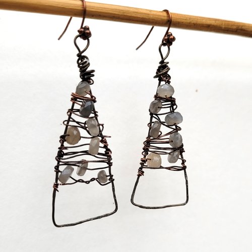Superbes structures en fer recuit et labradorite pour ces boucles d'oreille tribales et contemporaines : "sauvages randonnées" ...
