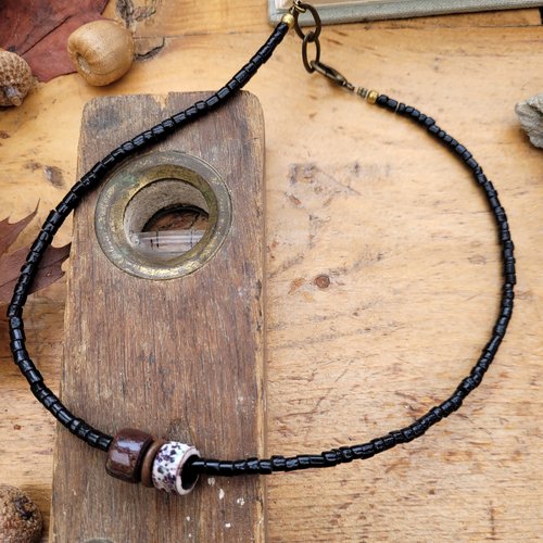 Un collier grigris, tribal et ethnique, bagues en émail d'artisan, perles anciennes verre du mali : "echos de tendresse pour lui"
