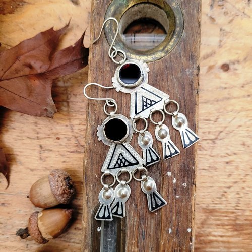 Boucles d'oreille boho tribales avec anciens pendentifs en vieil argent ciselé avec verroterie maroc: "escapade marocaine":
