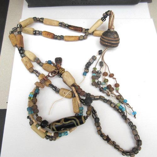 Une parure collier et bracelet de style tribale avec une magie du rythme dans la composition: "frontière des sables"