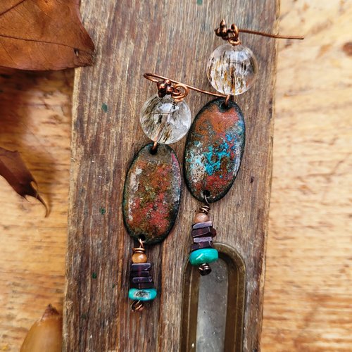 Des boucles d'oreille chics contemporaines avec breloques émail artisanal, pierres fines et turquoise : "des amourettes"