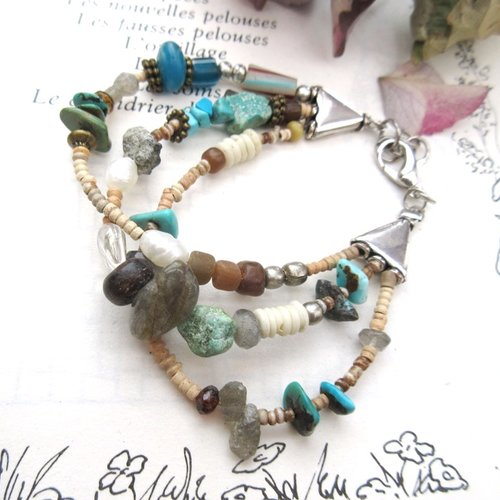 Un bracelet tribal boho chic 3 rangs avec turquoise, labradorite, quartz rutile or du brésil ... : "empreintes de douceur "