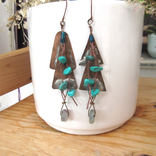 Boucles d'oreille hétéroclites primitives industrielles avec fluorite et turquoise du névada : "esprit de la nature"