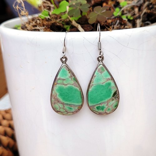 Vendu - des boucles d'oreille tribales avec superbes rares cabochons en turquoise variscite et argent 925 : "espiègles confidences"
