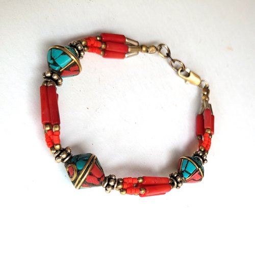 Un bracelet ethnique tribal vintage unisexe avec ancienne perle cloisonnée du tibet , éclats de corail et de turquoise : "magie de lhassa"