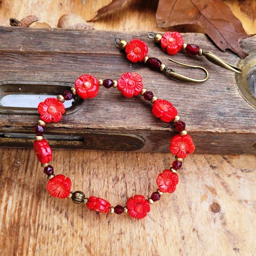Une parure bracelet et boucles d'oreille avec perles fleurs en corail et perles grenat : "mille tendresses" !!!!