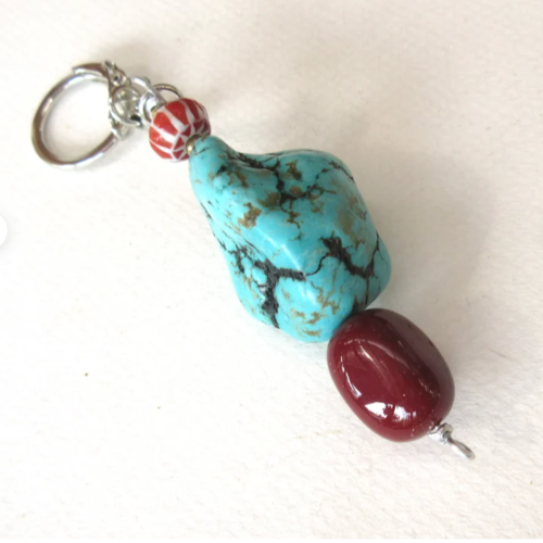 Prix sympathique pour ce bijou de sac , petit grigris, ou porte-clefs  ... à vous de choisir ....