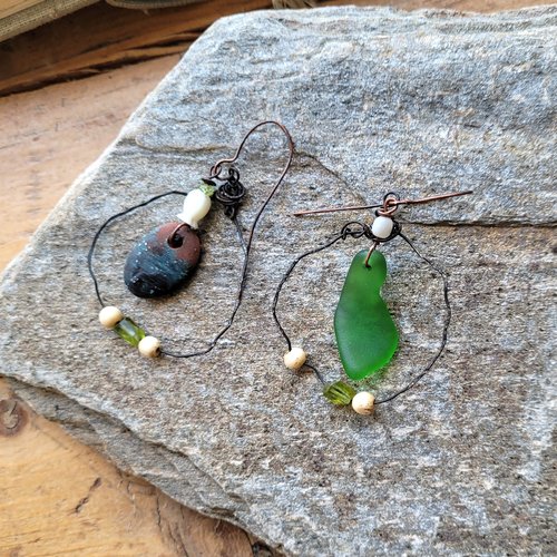 Boucles d'oreille créoles asymétriques, peps garanti avec galets pierre et verre plages du nord, : "brume & reflets"
