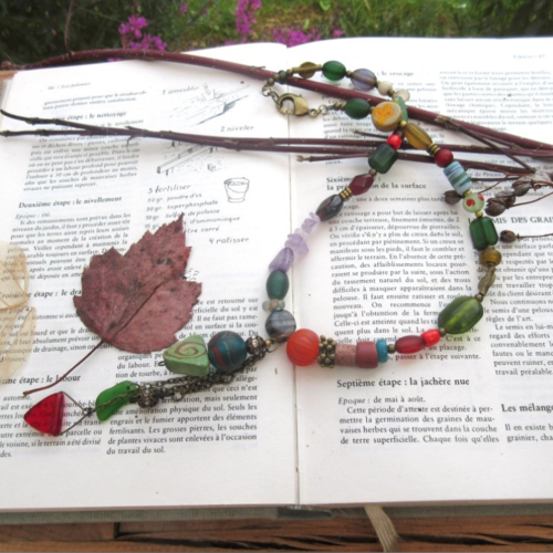 Un collier hétéroclite, tribal, hippie avec des perles précieuses et galet en verre  !!! : "participation emotive"