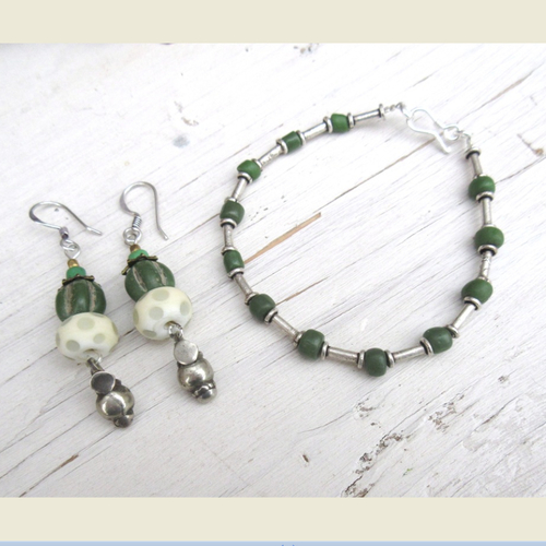 Une parure bracelet et boucles d'oreille tribale, nomade et ethnique avec perles en vieil argent : "entre esprit & matières"