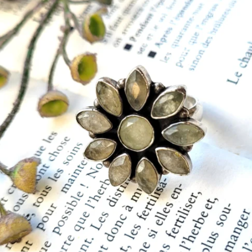 Une bague argent massif fait main taille 58.5,  avec splendides pierres aigue marine de couleur verte, forme de fleur pour le côte vintage