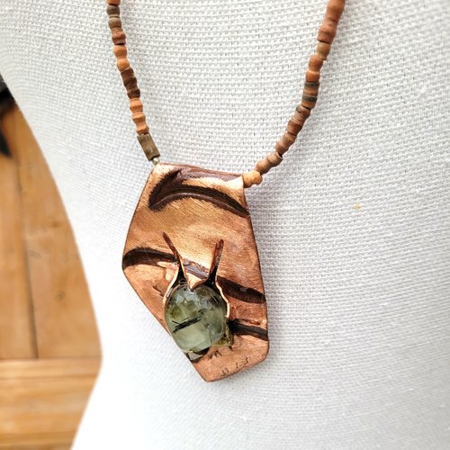 Collier nature, céramique du mali, pendentif déchiré laiton-cuivre avec grosse perle préhnite avec épidote : "oeil de chat" ...