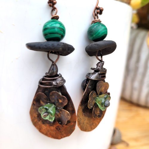 Des boucles d'oreille hétéroclites pour femmes élégantes avec headpins cuivre double face et perles fines : "confidences de femmes"