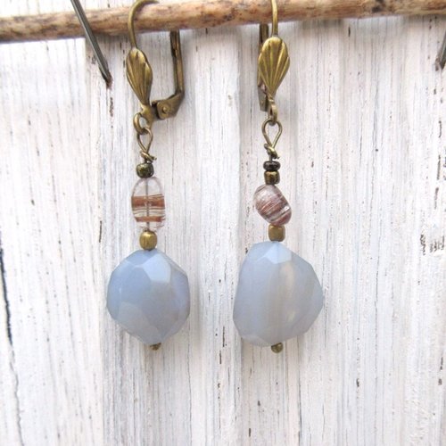 De la calcédoine pour ces boucles d'oreille romantiques  : "la joie de vivre"