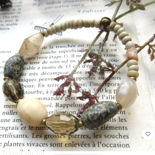 Un bracelet ethnique unisexe ajustable avec perles granit, quartz du néolithique : "un peu de poivre, un peu de sel"