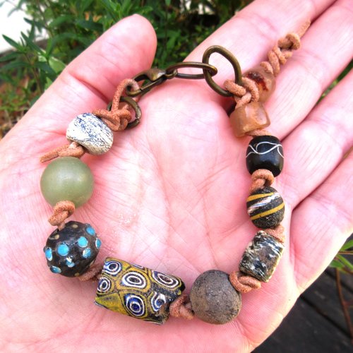 Un bracelet ethnique nature unisexe en perles anciennes africaines ou african trade beads: "connaissances intemporelles"