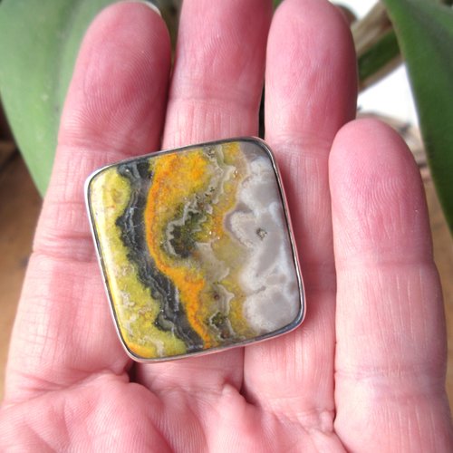Côté vintage : une bague ajustable en argent massif avec un splendide cabochon jaspe bourdon ou bumble bee  ....