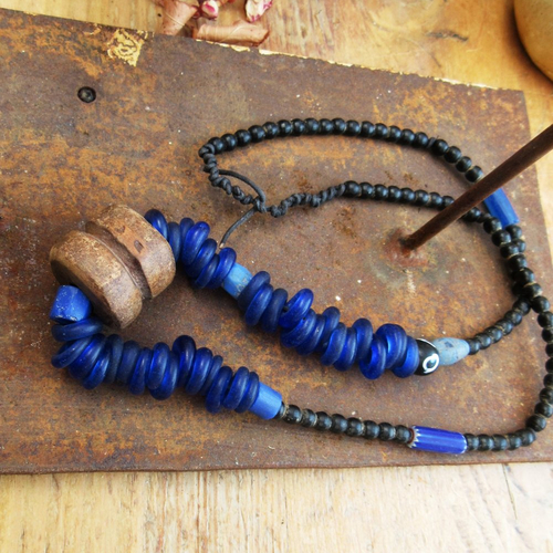 Un collier tribal de style africain avec perles rares de collection , ancienne perle en bois, verre duch dogon: "elégance du silence"