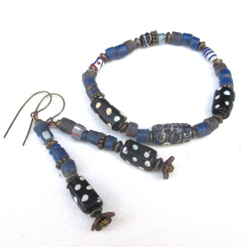 Une parure tribale bracelet et boucles d'oreille avec anciennes perles de commerce afrique : "perceptions intimes"