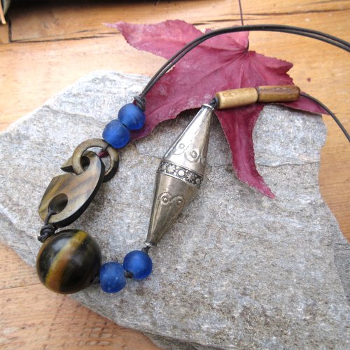 Collier hétéroclite , bohème, unique avec perle berbère en vieil argent du maroc pour dame élégante : "un intense lyrisme "..