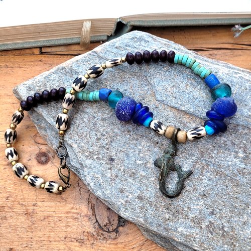 Collier tribal avec pendentif talisman poisson amulette bronze et perles african trade beads .... : "poussière des grands espaces"