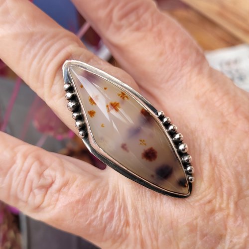 Une bague argent massif faite main, taille 59, avec un superbe cabochon de montana agate .... pour le côté vintage !!!!