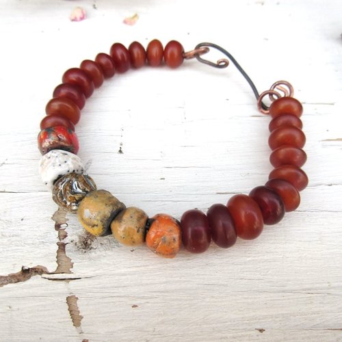 Un bracelet unisexe primitif rigide avec perles en céramique raku artisanale .... : "parfum d'orange"