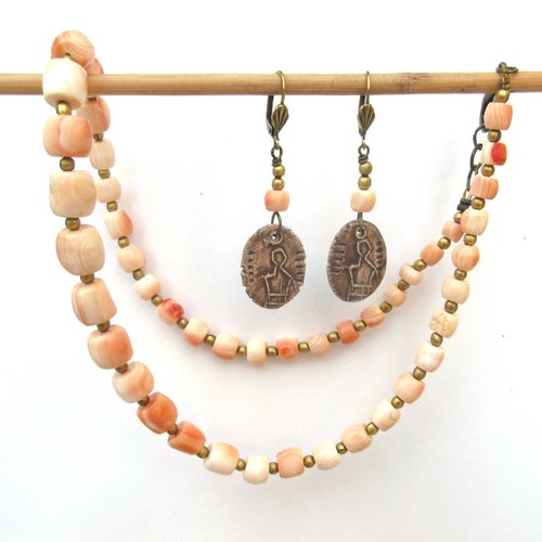 Arure boucles d'oreille et collier de style tribal primitif , perles en corail blanc, céramiques hiéroglyphes : "les pouvoirs magiques"