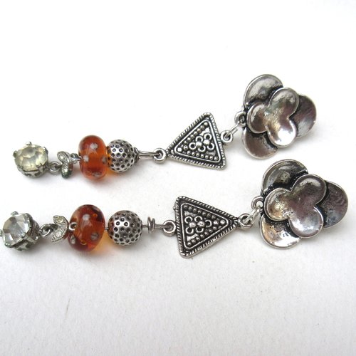 Des boucles d'oreille contemporaines, un peu asymétriques, coquettes avec clips !!! : "pure romance"