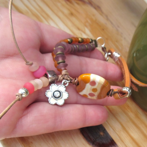 Un bracelet contemporain avec connecteur en verre filé au chalumeau : "du soleil à la fenêtre"