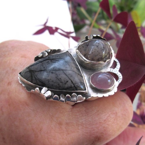 Une incroyable bague en argent 925 , avec 3 cabochons agate montana, picasso jaspe et améthyste  ... pour le côté vintage !!!!
