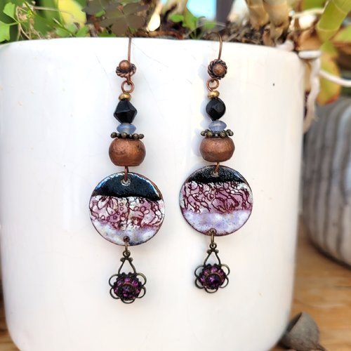 Des boucles d'oreille charmeuses contemporaines avec émail artisanal : "songes du coeur "