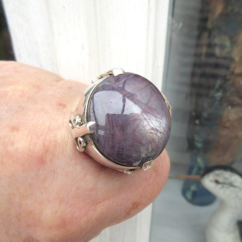 Du côté vintage : une imposante bague en argent massif 925 avec un splendide et rare cabochon rubis étoilé 25 mm diamètre