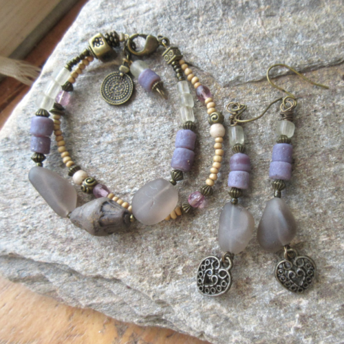 Une parure bracelet et boucle d'oreilles ,réalisée à partir d'anciennes perles de quartz fumé mat du népal: "l'essence des couleurs"