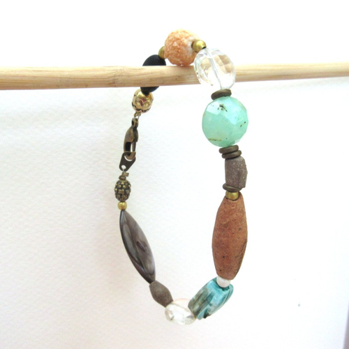 Charmes discrets pour ce bracelet unisexe, contemporain et ethnique avec perles semi-précieuses .....