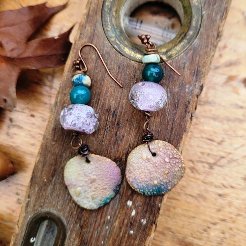 Boucles d'oreille hétéroclites, tribes, grungy avec perles organiques porcelaine artisanale "sandflakes" : "de longs echos"