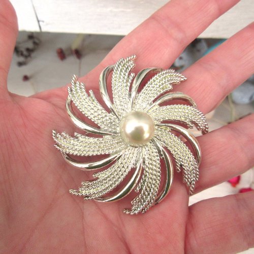 Une magnifique broche argentée en forme de fleur ,signée sarah cov,rétro collection, canada pour le côté vintage !!