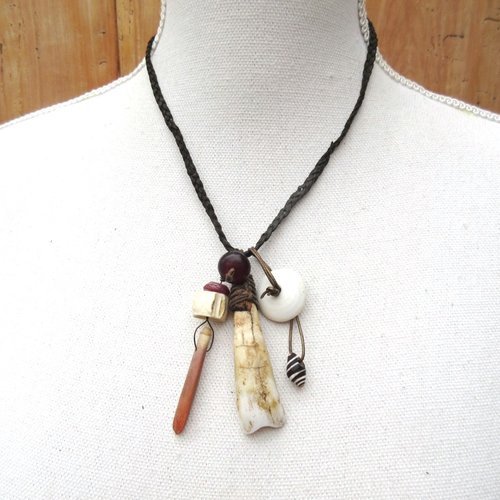 Un collier grand ras de cou ; unisexe gypsy, bohème avec grigris  porte-bonheur .. :"donner la vue au son"
