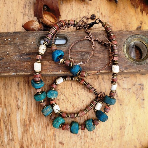 Une parure ethnique et tribale collier, bracelet et boucles d'oreille avec perles hébron bleu : "des chemins d'histoires" .....