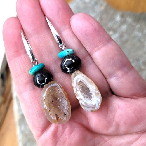 Des boucles d'oreille contemporaines bohèmes avec géodes tabasco, turquoise .. : "des eclats d' ecume"