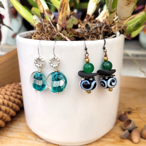 Un petit prix pour les fêtes avec ces 2 paires de boucles d'oreille romantiques  avec perles verre lampworks ....