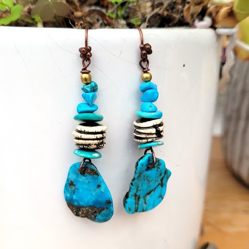 Des boucles d'oreille hétéroclites et asymétriques avec splendides nuggets turquoise du névada ...: "a  l'endroit à l'envers !!!!!"