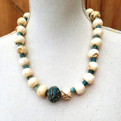 Un collier boho , tribal ; spirituel, ethnique et talisman avec perles conques naga ... : "les portes du printemps ..."