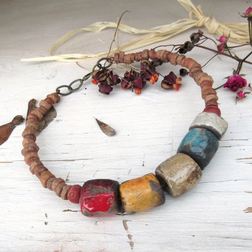 Un collier ethnique rustique et primitif avec céramiques artisanales raku : "funambules de l'aube"