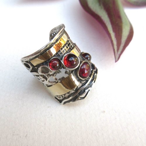 Côté vintage: une bague ajustable argent massif et or avec 4 superbes cabochons grenat naturel  ....