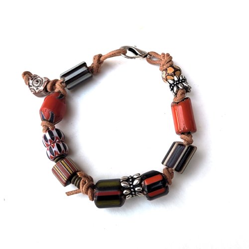 Un bracelet tribal avec des perles anciennes vénitiennes, sur cuir faon .. : "frémissements de vies"