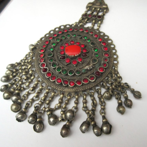 Du côté vintage: un ancien pendentif du tibet- objet de collection- avec ancien corail et perles verre vaseline turquoise ..